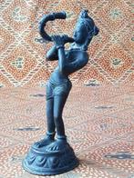 Mooi antiek brons beeldje uit India van een Devi 13,6 cm.