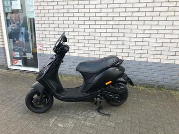 LEUKE PIAGGIO ZIP SP 45 4-TAKT MAT ZWART BROM  BJ211 9000KM beschikbaar voor biedingen