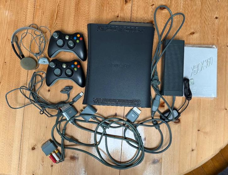 XBox 360 inclusief Guitar Hero world tour incl. 15 Games, Spelcomputers en Games, Spelcomputers | Xbox 360, Gebruikt, 250 GB, Met 2 controllers