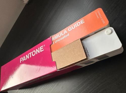 Pantone GP1601B Formula Guide Coated & Uncoated Color, Stan, Antiek en Kunst, Kunst | Designobjecten, Verzenden