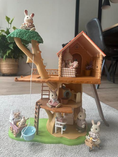 Sylvanian Families 4618 Boomhut met accessoires en konijnen, Kinderen en Baby's, Speelgoed | Poppenhuizen, Zo goed als nieuw, Ophalen of Verzenden