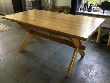 Zeer stevige en stabiele tafel, eettafel met massief blad. beschikbaar voor biedingen