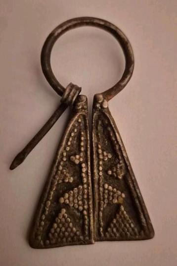 Viking fibula brons bodemvondst beschikbaar voor biedingen
