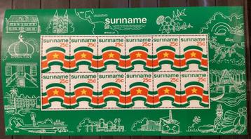 Suriname Vellen Vlag En Wapen Postfris (lichte vouwtjes) beschikbaar voor biedingen
