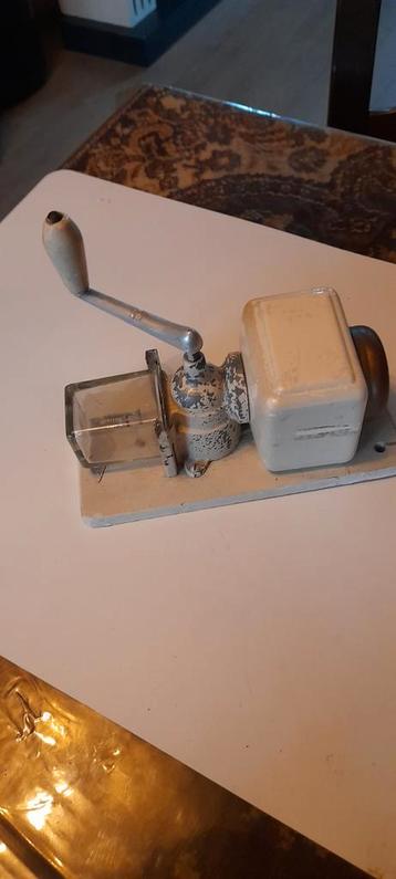 Antieke Koffiemolen - Handbediend beschikbaar voor biedingen