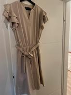 Jurk musthaves by Elja Travel Ruffle Beige S/M, Kleding | Dames, Beige, Musthaves, Nieuw, Ophalen of Verzenden