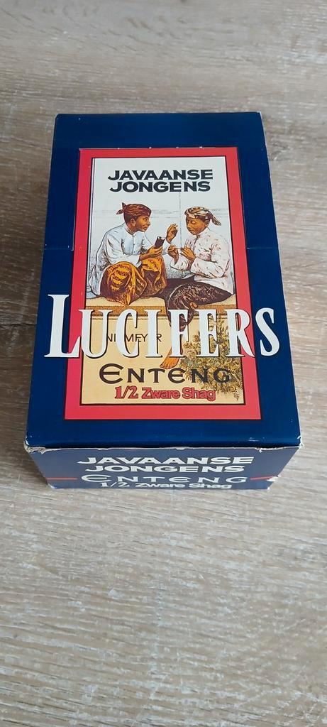 Javaanse jongens lucifers display doos met 47 luciferdoosjes, Verzamelen, Rookartikelen, Aanstekers en Luciferdoosjes, Zo goed als nieuw
