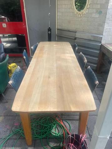 Massief eikenhouten eettafel beschikbaar voor biedingen