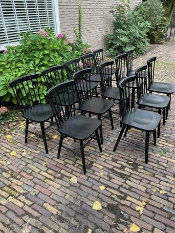 13 Scandinavische Spijlenstoelen kleur Zwart beschikbaar voor biedingen