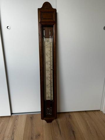 Barometer met kwikbuis en houten omkasting en deur met glas beschikbaar voor biedingen