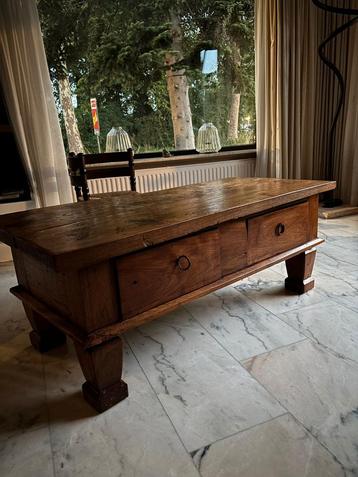 Robuuste houten salontafel met lades beschikbaar voor biedingen