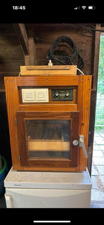 Halfautomatische broedmachine. beschikbaar voor biedingen