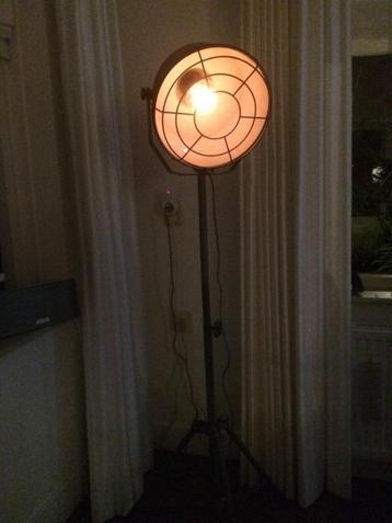 Vloerlamp Bob Cementkleurig beschikbaar voor biedingen