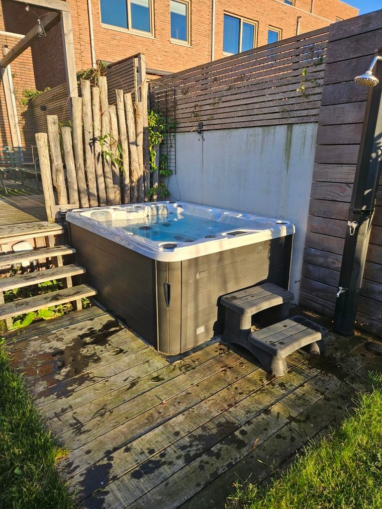 Jacuzzi Fox Essence 2022 - Topstaat!, Tuin en Terras, Bubbelbaden en Hottubs, Zo goed als nieuw, Vast, Afdekzeil, Filter, Pomp