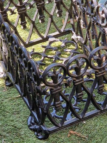 Super mooie zware gietijzeren plantenbak (brocante) beschikbaar voor biedingen