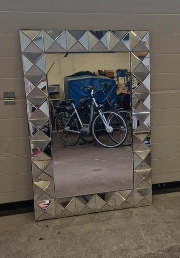 Spiegel met decoratieve rand beschikbaar voor biedingen