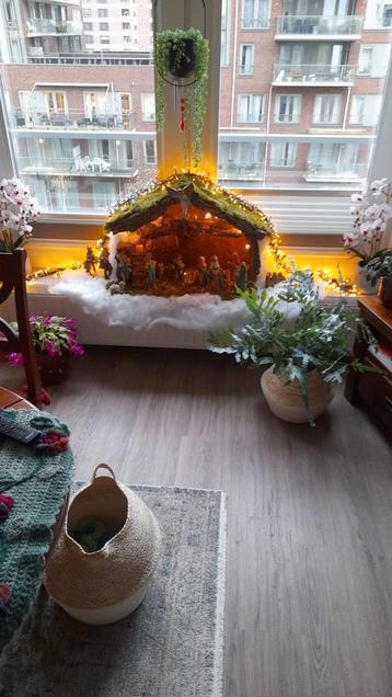 prachtige  grote kerststal met licht en 14 stenen beeltjes beschikbaar voor biedingen