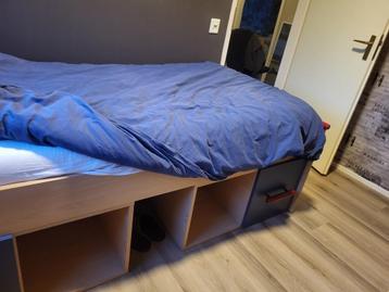 Mooi jongens bed met bijhorende kast