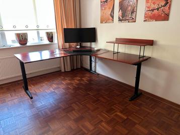 Hoekbureau IKEA - Mahonie gelakt, in hoogte verstelbaar