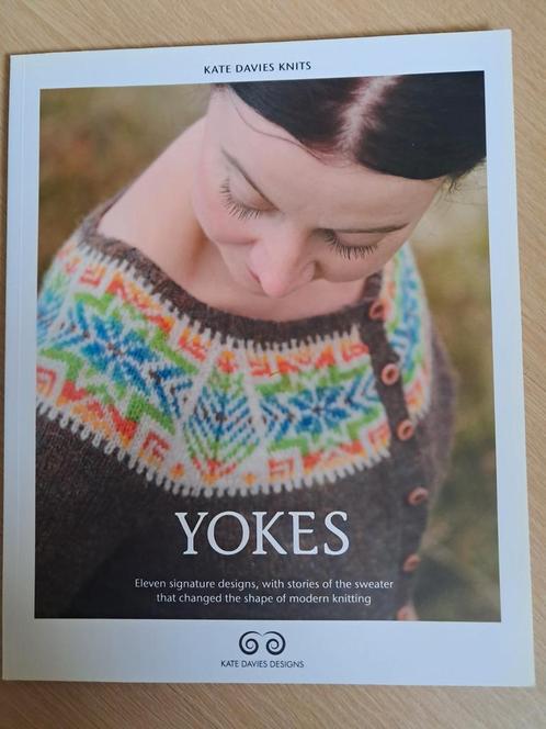 Yokes, patronenboek van Kate Davies, Hobby en Vrije tijd, Breien en Haken, Zo goed als nieuw, Breien, Patroon of Boek, Ophalen of Verzenden