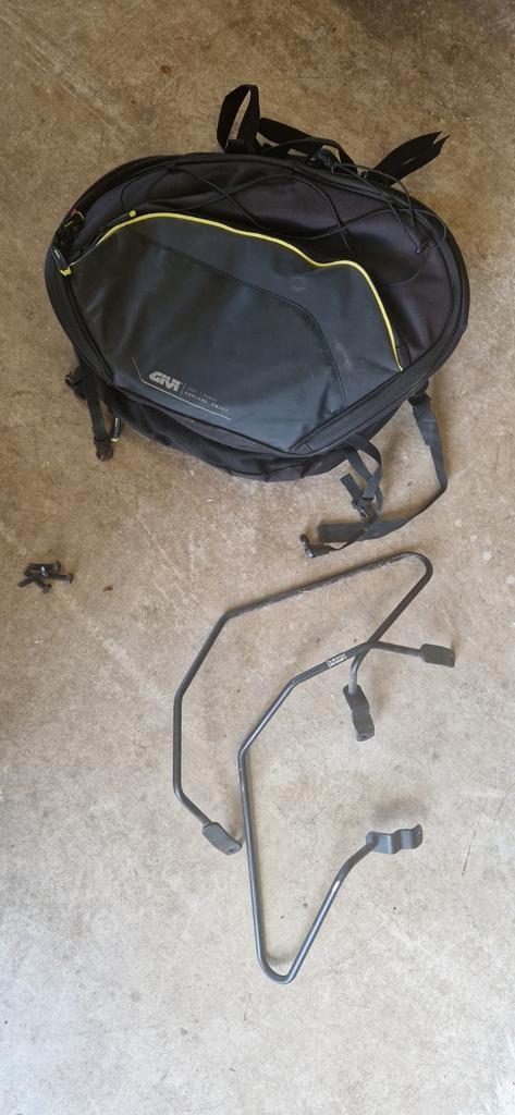 Givi ea127 en givi t213 soft case zij-tassen koffers, Motoren, Accessoires | Koffers en Tassen, Zo goed als nieuw, Ophalen of Verzenden