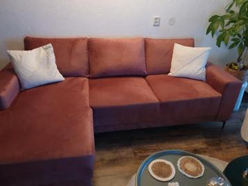 Oudroze loungebank beschikbaar voor biedingen