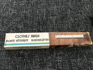 Vintage kunststof bruin-witte kledinghanger originele doos beschikbaar voor biedingen