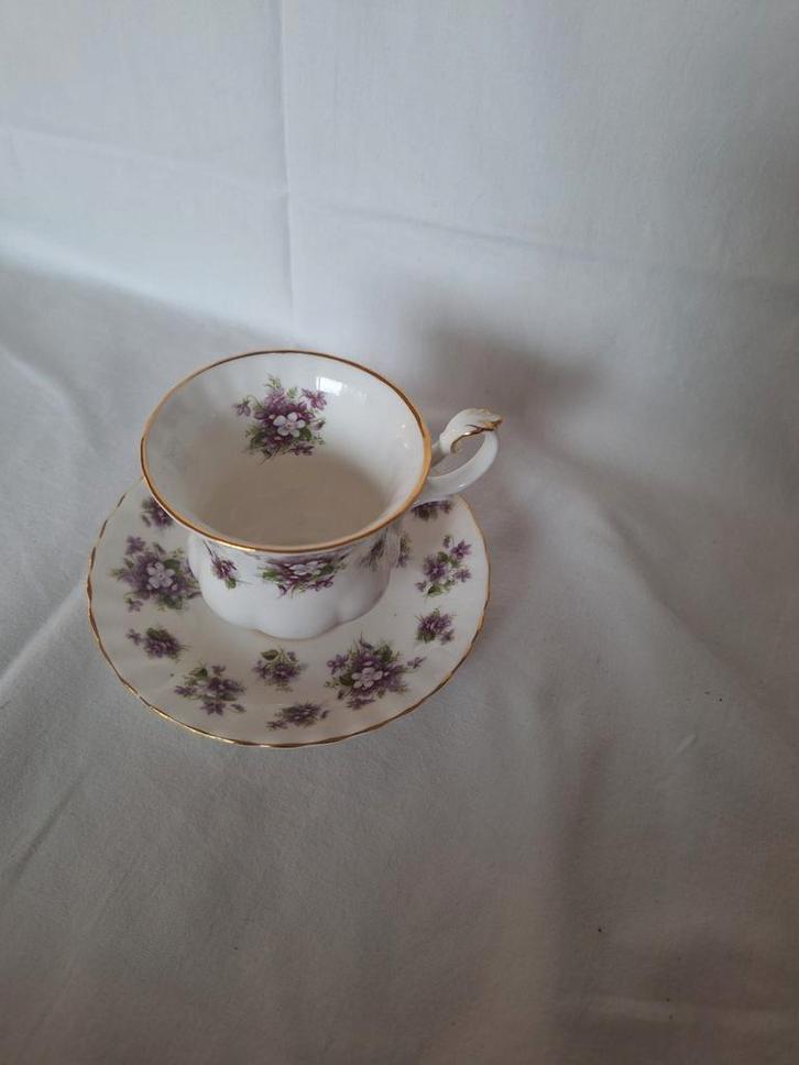 Royal albert kop en schotel, Antiek en Kunst, Antiek | Servies los, Ophalen of Verzenden