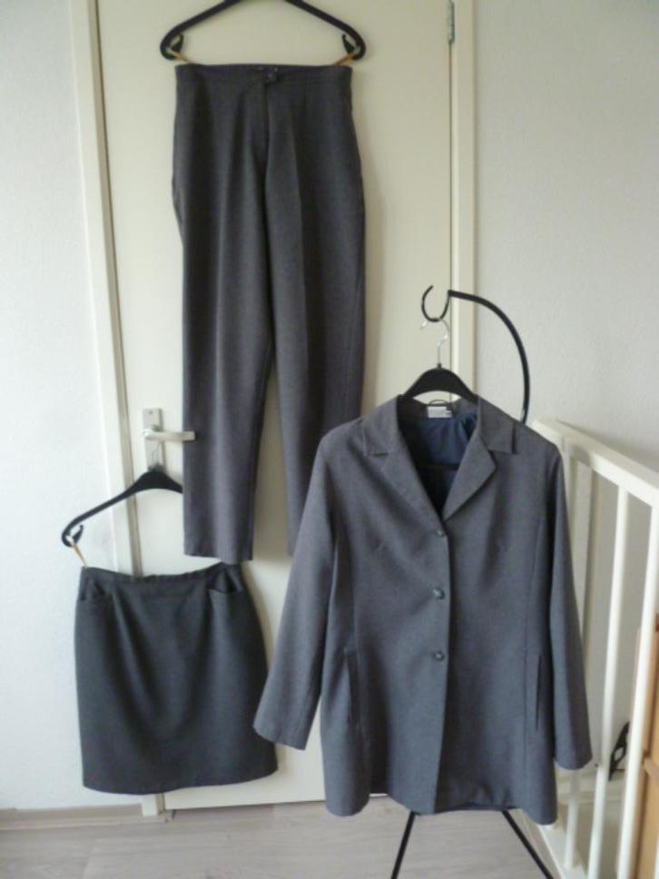 Grijs colbertjasje + broek + rok. 3-delig. I.g.st. Mt. 38/40, Kleding | Dames, Dames-kledingpakketten, Gedragen, Maat 38/40 (M)