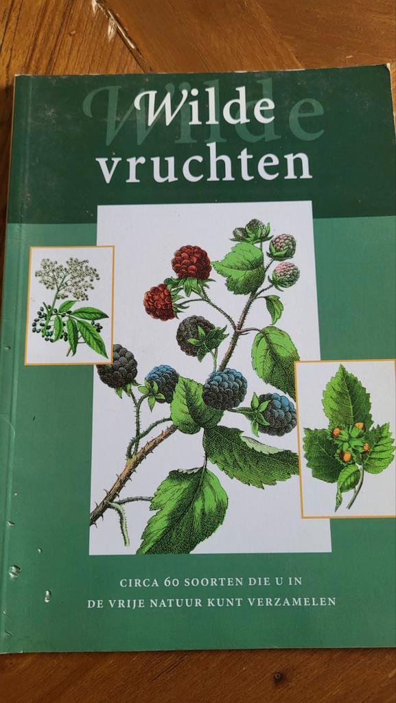 Wilde Vruchten - Gids voor Natuurlijke Plukkers, Boeken, Natuur, Gelezen, Bloemen, Planten en Bomen, Ophalen of Verzenden