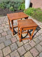 Vintage Nesting Tafels - Set van 2, Huis en Inrichting, Tafels | Bijzettafels, Ophalen, Gebruikt, Hout, Vierkant