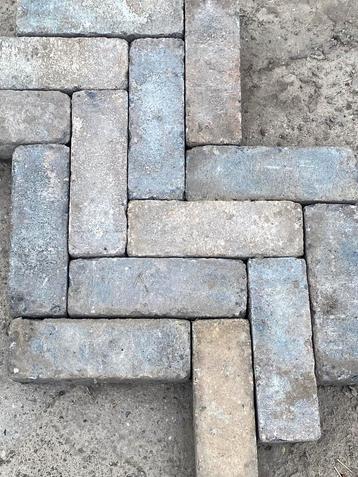 Gebruikte Betonnen Dikformaat Klinkers - Gevlamd beschikbaar voor biedingen