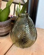 Tafellamp / glazen vaas met blad - jungle - groen, Huis en Inrichting, Lampen | Tafellampen, Ophalen of Verzenden