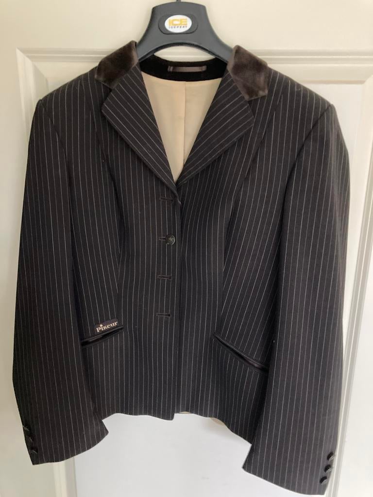 Aangeboden een mooi wedstrijdjasje Pikeur zgan, Dieren en Toebehoren, Paardrijkleding, Ophalen of Verzenden, Zo goed als nieuw