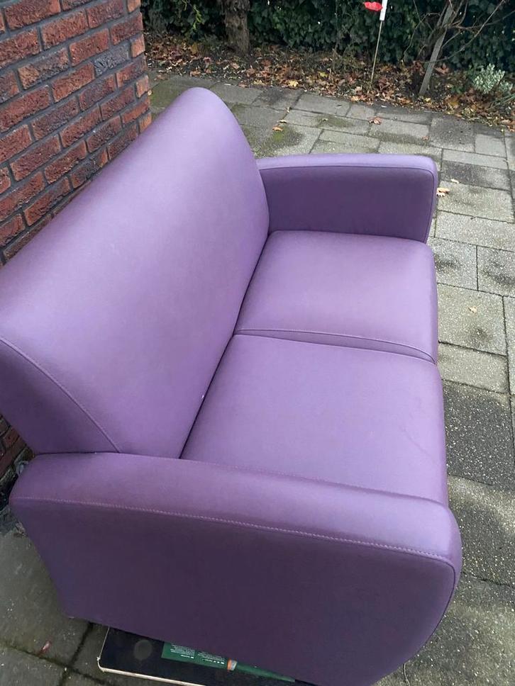 Paarse leren 2-zits bank - Hufterproof!, Huis en Inrichting, Banken | Sofa's en Chaises Longues, Gebruikt, Tweepersoons, 75 tot 100 cm