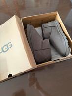 Ugg Mini Maat 39 - Perfect voor de winter!, Lage of Enkellaarzen, Nieuw, Ophalen of Verzenden, Grijs
