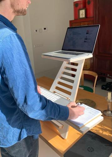 Upstaa Houten Sta-Bureau beschikbaar voor biedingen