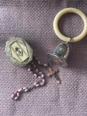 Brocante rozenkrans van kleine roze glaslkraaltjes in doosje beschikbaar voor biedingen