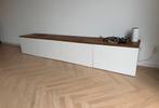 Besta ikea tv meubel met opmaat gemaakte plank 240 cm, Doe-het-zelf en Verbouw, Ophalen of Verzenden, Zo goed als nieuw, Mdf, Plinten