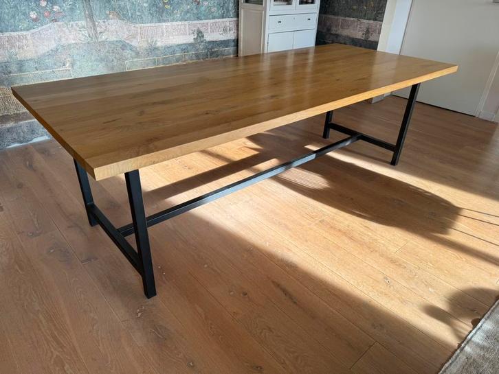 Massief eiken tafel op stalen onderstel, Huis en Inrichting, Tafels | Eettafels, 50 tot 100 cm, 200 cm of meer, Vijf personen of meer