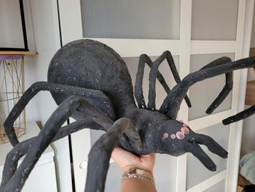 Papier-maché spin voor Halloween! beschikbaar voor biedingen
