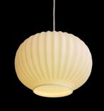 Vintage hanglamp, geribbeld mat opaalglas,  wit, Gebruikt, Vintage, Ophalen of Verzenden, Glas