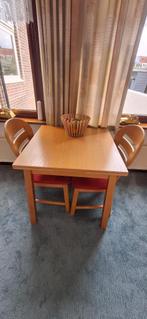 Tafel + 2 stoelen blank eiken rode stoffen zitting. Bieden!, Huis en Inrichting, Tafels | Eettafels, Ophalen, Gebruikt, Eikenhout