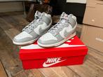 Nike Dunk High Light Smoke Grey Chenille Swoosh - 42, Kleding | Heren, Schoenen, Overige kleuren, Nike, Nieuw, Ophalen of Verzenden
