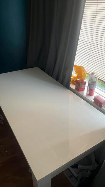 Eettafel wit beschikbaar voor biedingen