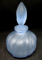 Gematteerd blauw glazen parfum fles gemerkt met stier -hoofd, Huis en Inrichting, Ophalen