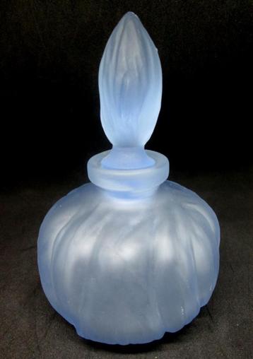 Gematteerd blauw glazen parfum fles gemerkt met stier -hoofd