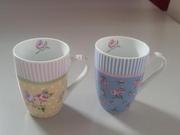 2 Mokken met Rozen - Blauw en Geel beschikbaar voor biedingen