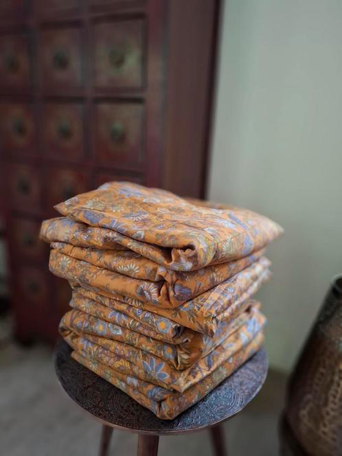 4x Groot kleed Xenos grand foulard tafelkleed okergeel bloem, Huis en Inrichting, Woonaccessoires | Plaids en Woondekens, Zo goed als nieuw