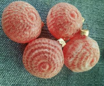 4 gesuikerde rode kerstballen beschikbaar voor biedingen